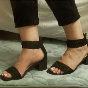 Pre-owned women’s shoes by Fergalicious black 2" heel
